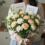 드라이플라워 카네이션 꽃다발과 함께 놓인 어버이날 카드 메세지