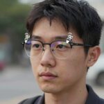 안경 위에 클립선글라스를 착용한 모습, 다양한 디자인과 편광 효과 강조