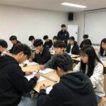 대구소방면접 학원에서 모의면접을 준비하는 수험생들의 열정적인 모습
