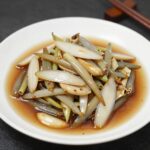 쫀득하게 조린 마늘쫑조림 접시
