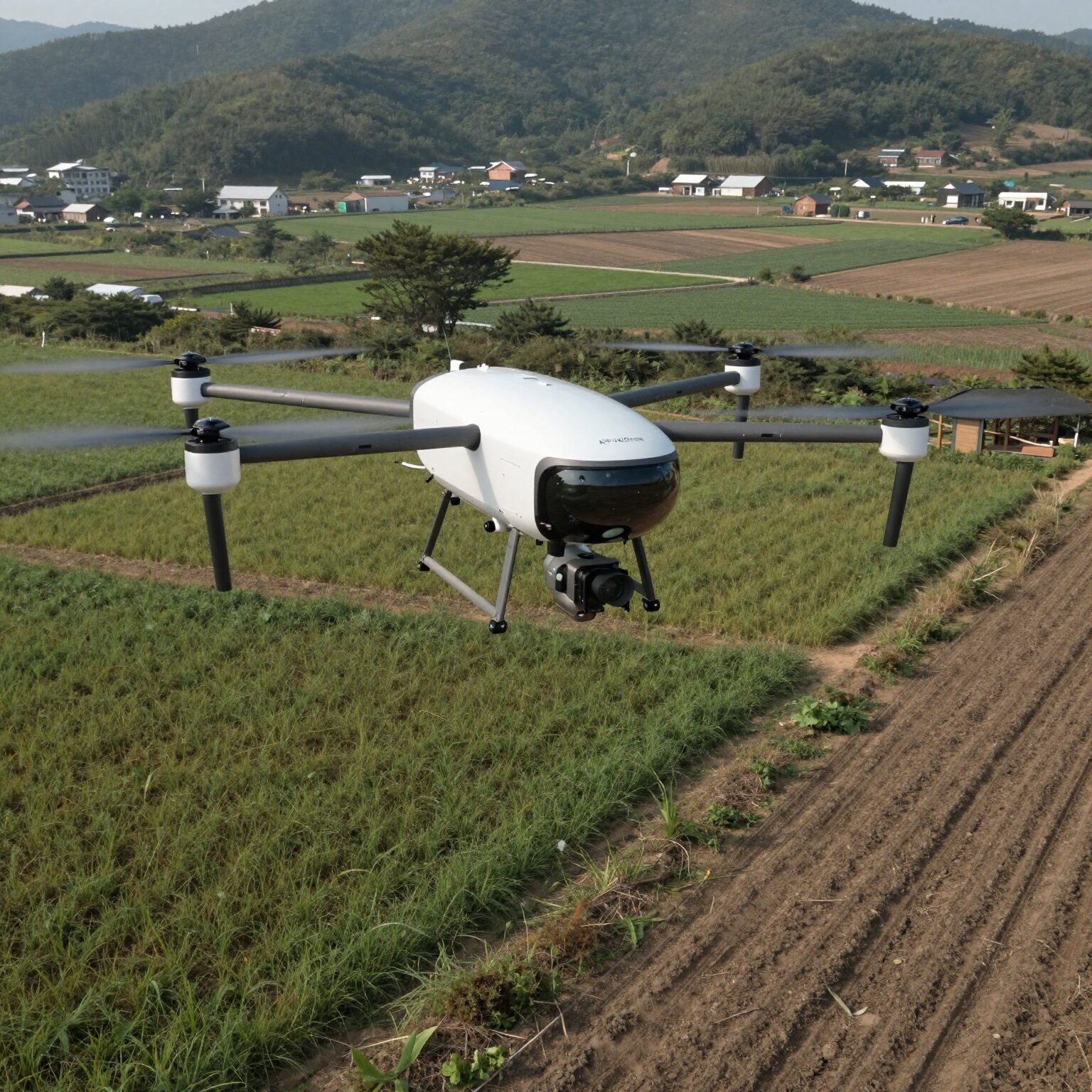 케이피항공산업의 수소 연료전지 드론 KP-H2Drone이 농경지 상공을 비행하고 있는 모습