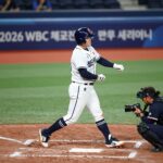 문보경이 2026 WBC 체코전에서 만루홈런을 친 후 비행기 세리머니를 하고 있는 모습.
