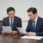 삼성전자 노사 대표가 협상 테이블에 앉아 문서를 검토하는 모습