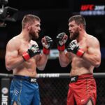 UFC 328 메인 이벤트에서 션 스트릭랜드가 함자트 치마예프를 상대로 경기하는 모습