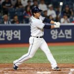 위닝시리즈 승부를 바꾸는 힘 강승호가 KBO 경기에서 동점 홈런을 치고 베이스를 돌고 있는 장면