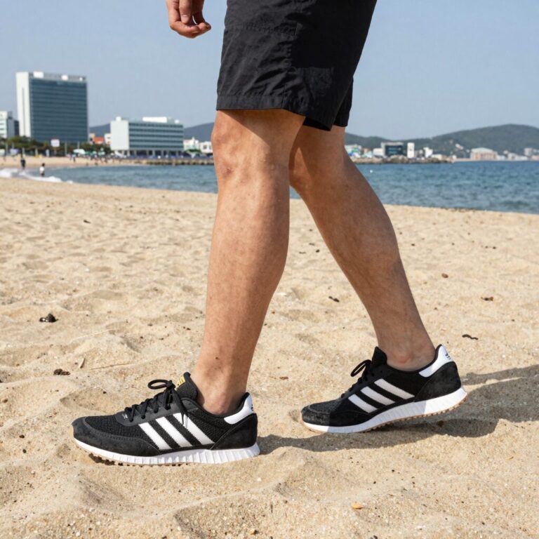 아디다스 아쿠아슈즈를 신고 해변에서 걷는 모습