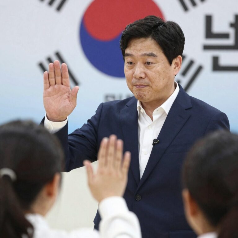 안민석 경기도교육감 후보가 수원 유세에서 주민들에게 손을 흔들고 있는 모습