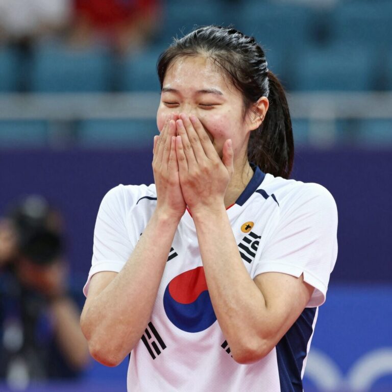안세영이 4강에서 천위페이를 상대로 역전승을 거둔 후 기뻐하는 모습. 배경은 자카르타 이스토라 경기장.