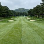 블루원 상주CC 동코스 9번홀 전경으로 페어웨이와 벙커가 잘 보이는 사진
