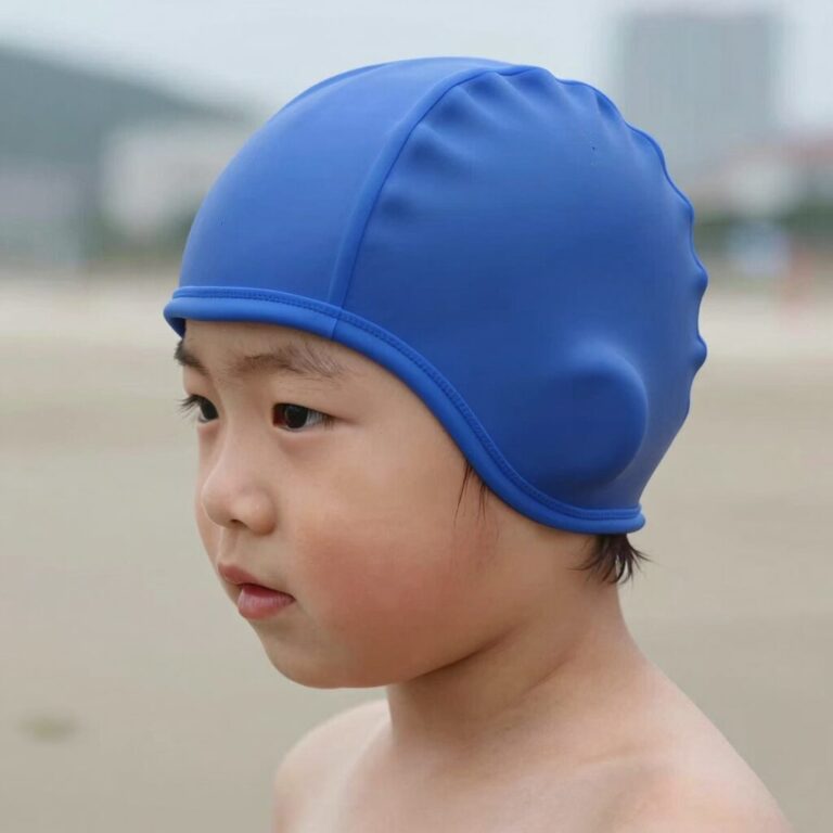아동 수영모자 실리콘 재질로 아이가 착용한 모습. 귀까지 덮으며 밀착된 핏을 보여줌
