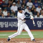 최주환이 2022년 한국시리즈에서 타격하는 모습