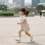 여아 여름 끈 원피스 추천 코코모메 후기 코코모메 끈 원피스를 입고 공원에서 뛰노는 여아