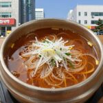 시원한 메밀소바 완성 그릇에 살얼음 동동 육수와 토핑이 어우러진 모습