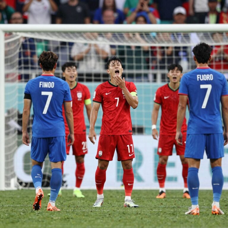 코트디부아르 선수들이 아마드 디알로의 결승골이 터진 후 기뻐하는 모습
