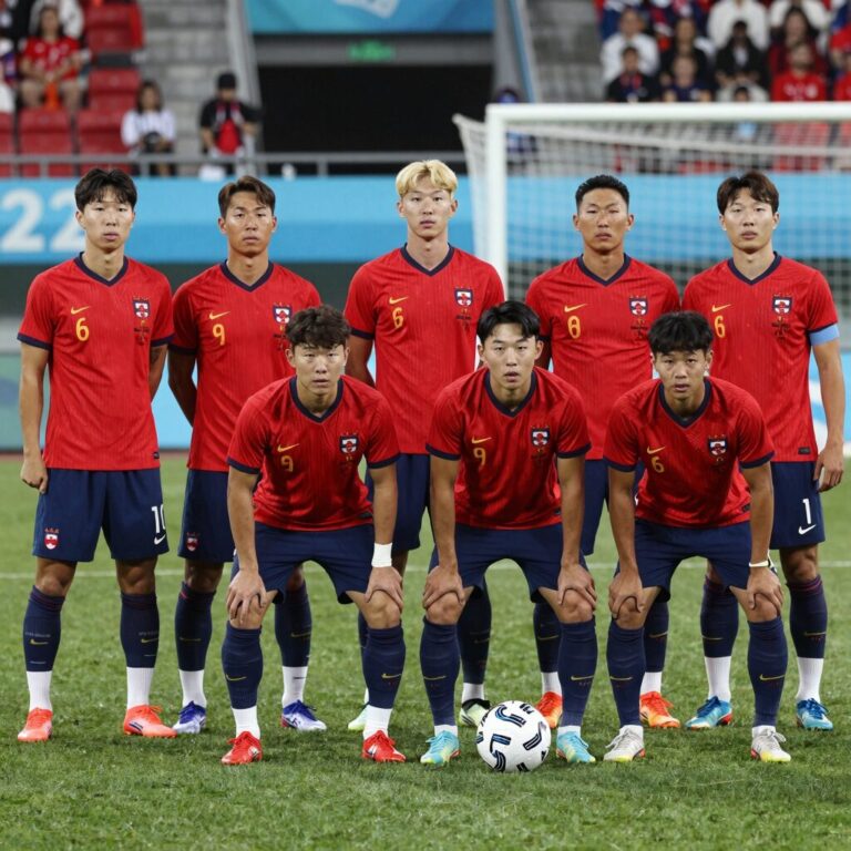 체코 축구 국가대표팀이 2026년 훈련장에서 기념 촬영하는 모습. 피파랭킹 38위를 기록한 팀의 단체 사진.