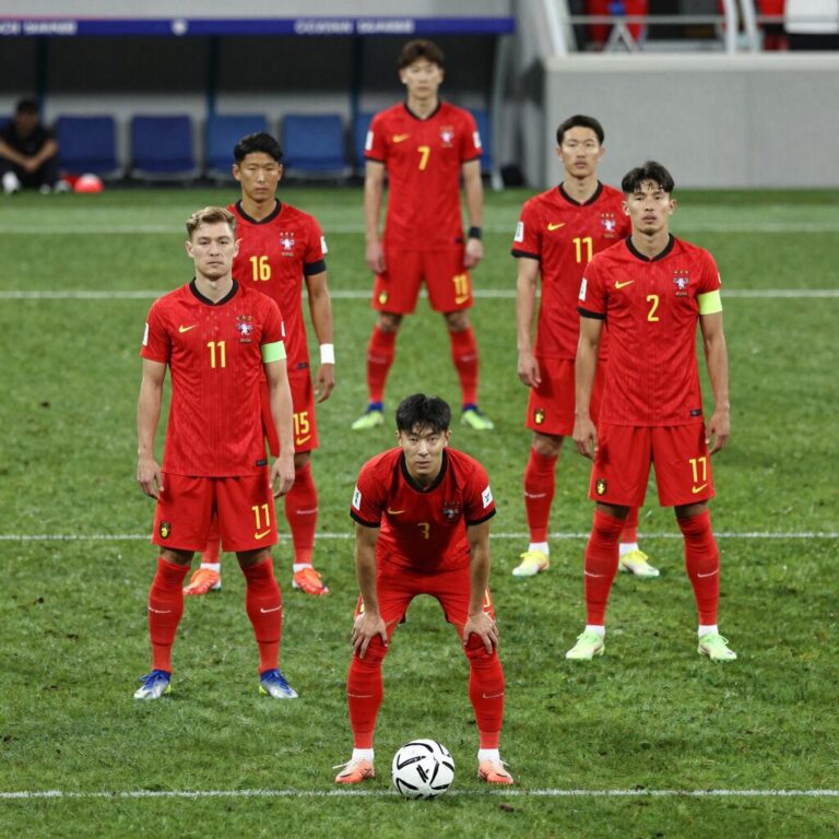 체코 축구 국가대표팀 선수들이 라인업을 구성한 모습. 좋은 피파랭킹 순위를 기록 중인 체코의 조직력을 상징한다.