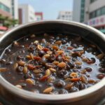 끓는 물에 도토리묵을 데쳐 찰랑찰랑해진 모습