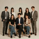 피프티 피프티 하나의 놀라운 성장 이야기 피프티 피프티 멤버들이 함께 포즈를 취하고 있는 단체 사진