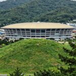 과달라하라 경기장 완전 정리 과달라하라 에스타디오 아크론 항공 사진, 은색 지붕과 녹색 언덕