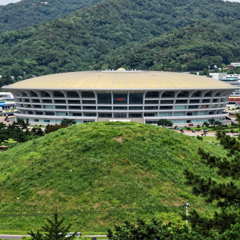 과달라하라 에스타디오 아크론 항공 사진, 은색 지붕과 녹색 언덕