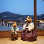 경주 블루원리조트 로비 야경으로 신라 전통 의상을 입은 곰돌이 인형과 따뜻한 조명