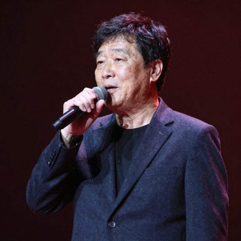 하춘화 70세 국민가수 프로필 사진 무대에서 마이크를 들고 노래하는 모습