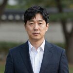 한민수 국회의원의 공식 프로필 사진, 언론인 출신 정치인의 차분한 이미지