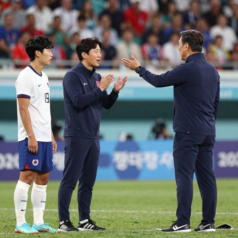 홍명보 감독이 2026 북중미 월드컵 체코전에서 선수들에게 작전 지시를 내리는 모습. 과감한 교체로 승리를 이끌었다.