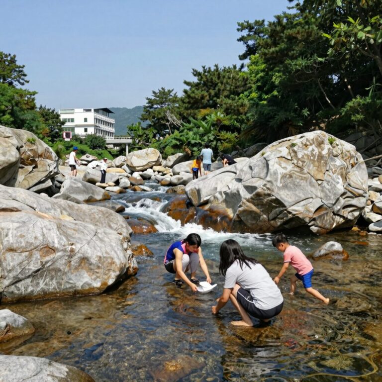 지리산 계곡에서 물놀이하는 사람들 모습, 깨끗한 물과 바위가 보이는 여름 풍경