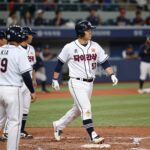 KIA 타이거즈 박재현이 9회 역전 홈런을 친 후 동료들의 축하를 받고 있는 모습