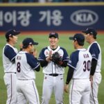 KIA 타이거즈 선수들이 키움 히어로즈와의 경기에서 완승 후 기뻐하는 모습