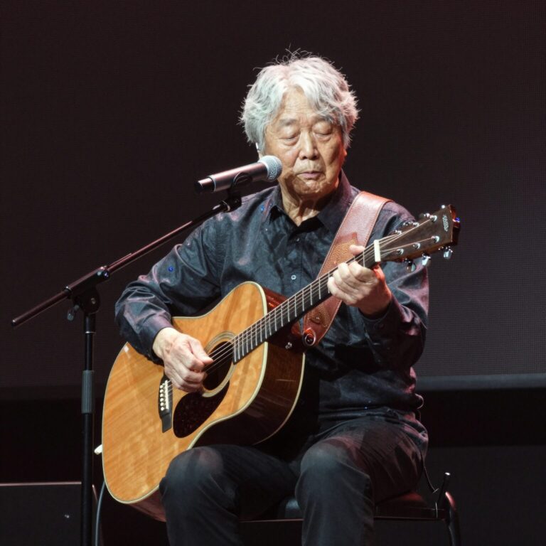 2026년 김창완밴드 서울 공연 무대에서 노래하는 72세 김창완의 모습