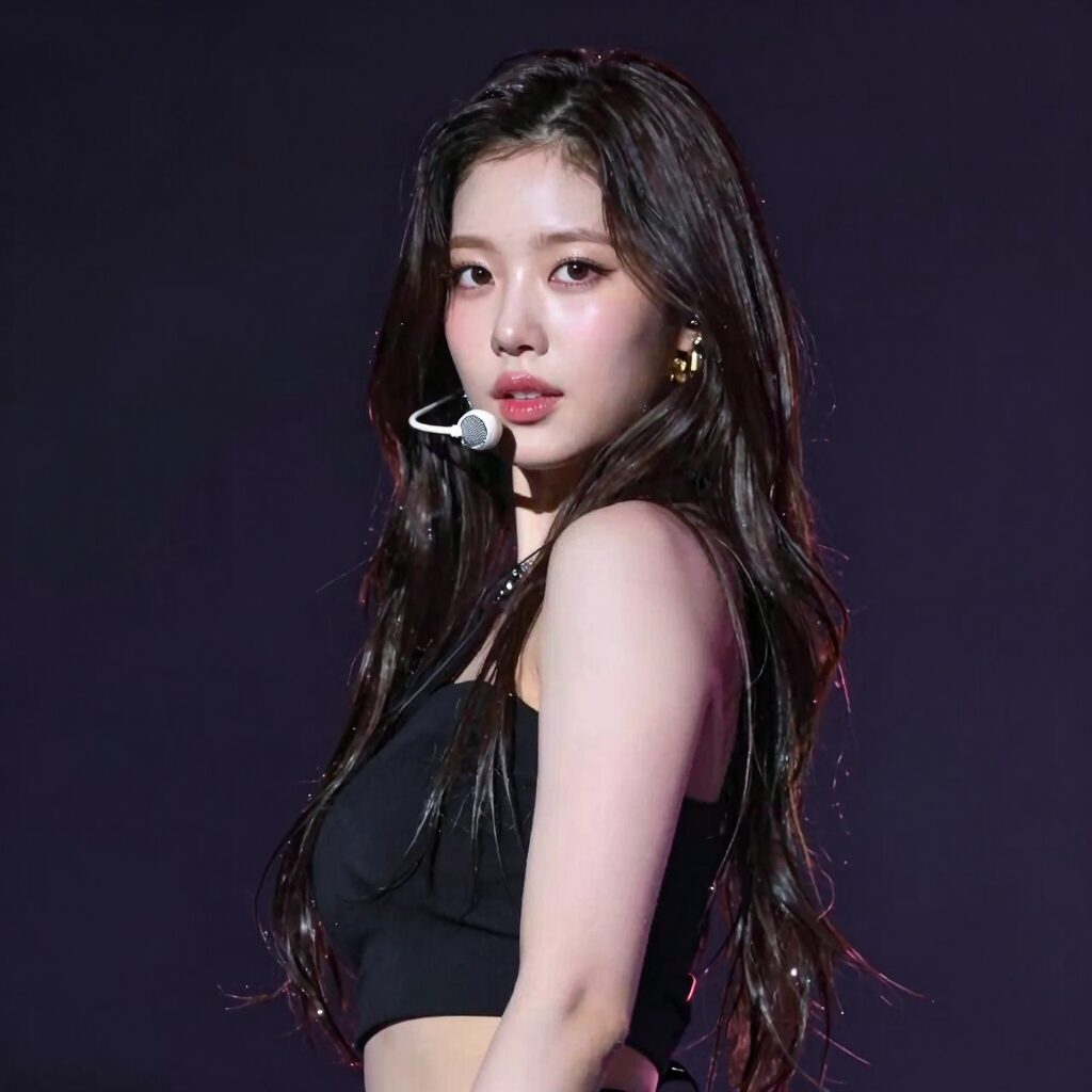 트리플에스 김채연 무대 위 직캠 영상 속 모습. 긴 생머리와 또렷한 이목구비, 건강미 넘치는 피지컬이 돋보인다.