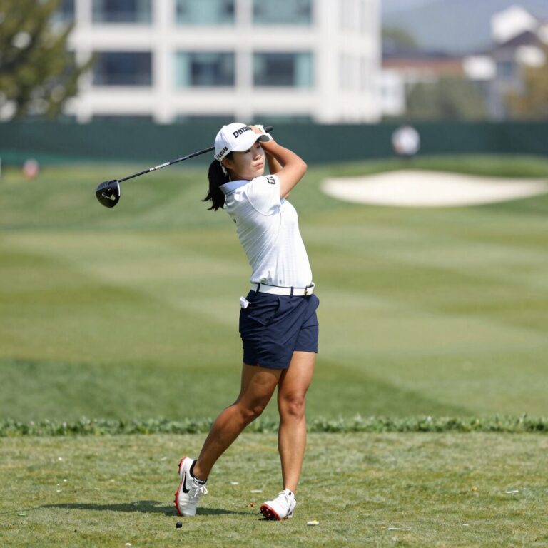 김민솔 골프스윙 모습 LPGA 경기 중 드라이버 티샷
