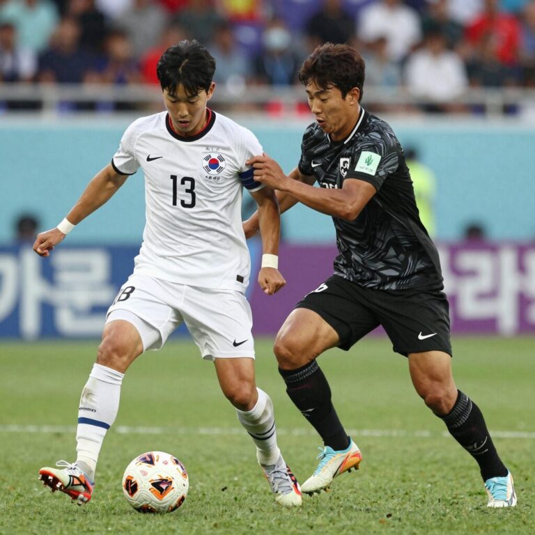 김태영 축구선수가 경기 중 공을 다투는 모습, 강한 수비력과 투지가 느껴지는 장면