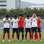 한국 32강 진출 경우의수 총정리 한국 축구대표팀이 남아공과의 경기에서 아쉬워하는 장면