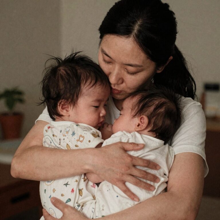 이민우가 갓 태어난 둘째 딸 양양이를 품에 안고 감동에 젖어 있는 모습