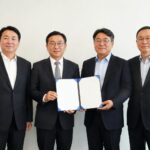 이근배 총장 전남대 글로컬 명문 비전 전남대학교 이근배 총장과 앰코코리아 관계자가 반도체 산학협력 협약식에서 기념 촬영하는 모습