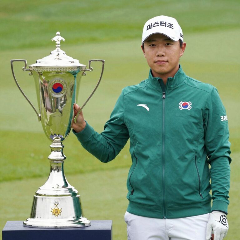 마스터즈 골프대회 우승 트로피와 그린 재킷