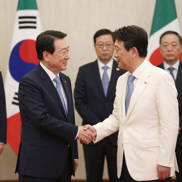 이재명 대통령이 조르자 멜로니 이탈리아 총리를 청와대에서 맞이하며 악수하는 모습