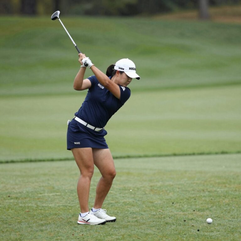 2026 미즈호 아메리카 오픈 1라운드에서 강민지 프로가 아이언 샷을 준비하는 모습. LPGA 투어 뉴저지 마운틴 릿지 컨트리클럽 코스의 페어웨이와 그린이 보인다.