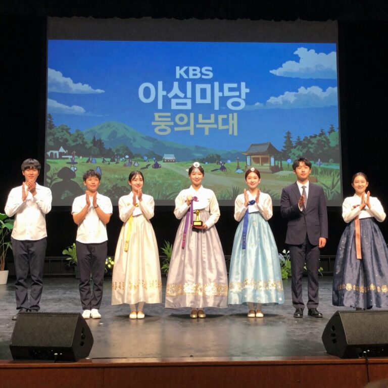 KBS 아침마당 도전 꿈의무대 우승자들이 무대 위에서 환호하는 모습