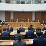 국회 본회의장에서 상임위원장 선출안 상정을 기다리는 여야 의원들