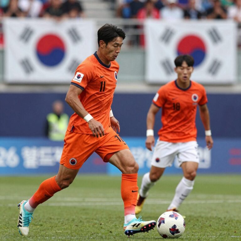 네덜란드와 일본의 2026 월드컵 F조 경기 모습. 버질 판다이크가 공을 다투고 있다.