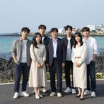 우리들의 블루스 출연진 단체 사진 이병헌 신민아 차승원 이정은 한지민 김우빈 등이 제주도 바다를 배경으로 포즈를 취하고 있다