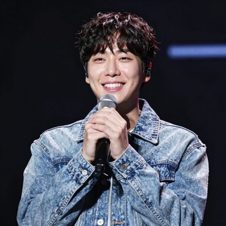 2026년 생일을 맞은 가수 박정식의 최근 사진 무대 위에서 환하게 웃는 모습