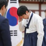 봉욱 민정수석 후보자가 국기에 대한 경례를 하고 있는 모습