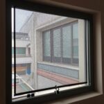 방충망 잠금장치 안전 선택 완벽 정리 방충망 잠금장치 설치 후 창문이 안전하게 고정된 모습