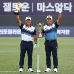 서교림 전병권 우승제조기 서교림 프로와 전병권 캐디가 셀트리온 퀸즈 마스터즈에서 우승 트로피를 들고 환호하는 모습