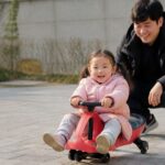 스윙카 사진 잘 찍는 법과 포토존 추천 스윙카를 타고 있는 아이의 촬영 장면